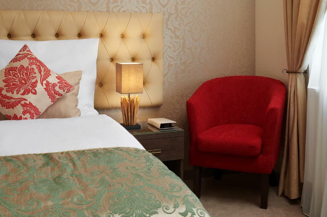 Honour And Grace Hotel Яхимів Екстер'єр фото
