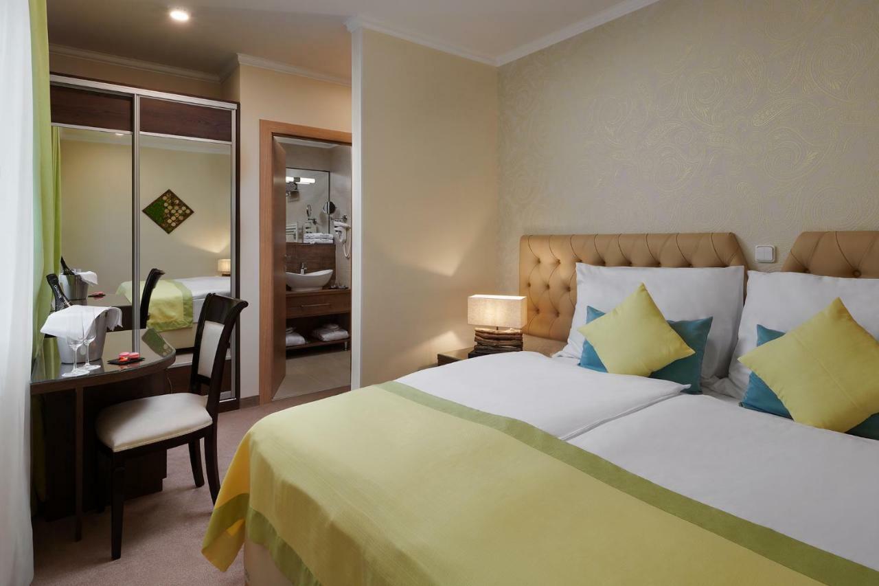 Honour And Grace Hotel Яхимів Екстер'єр фото
