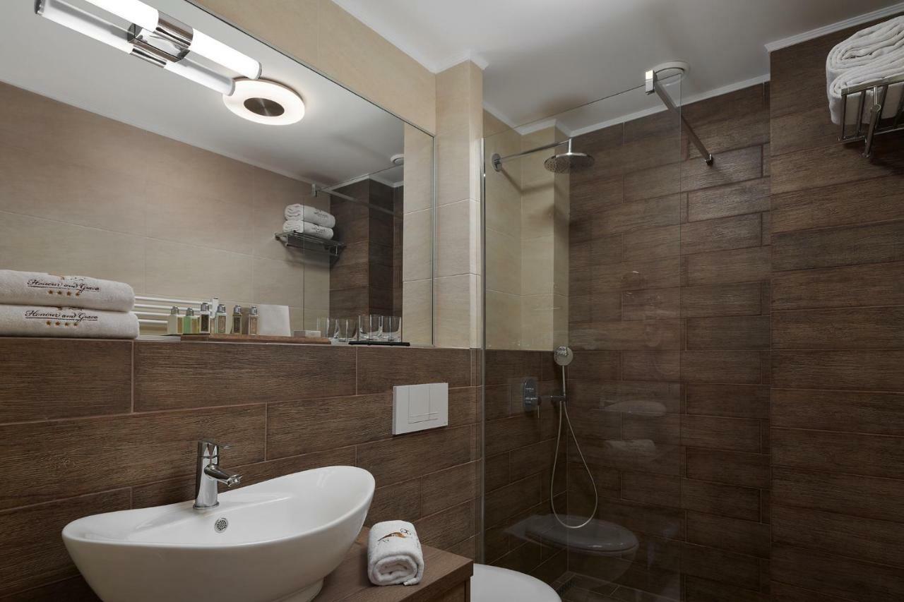 Honour And Grace Hotel Яхимів Екстер'єр фото