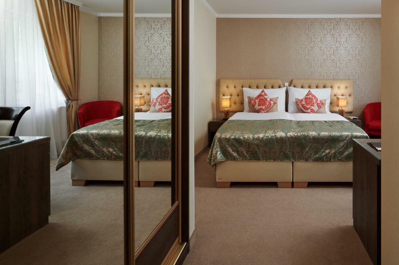 Honour And Grace Hotel Яхимів Екстер'єр фото