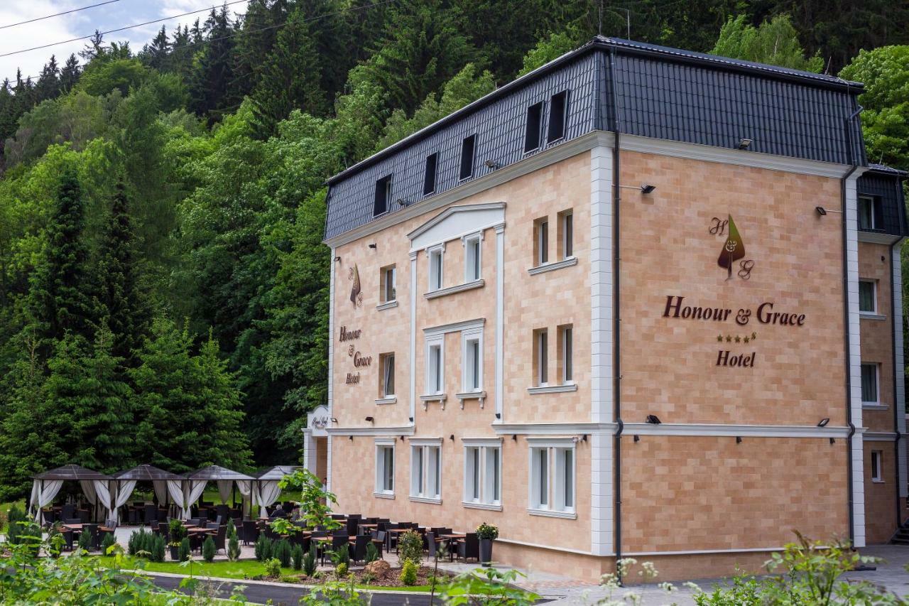 Honour And Grace Hotel Яхимів Екстер'єр фото